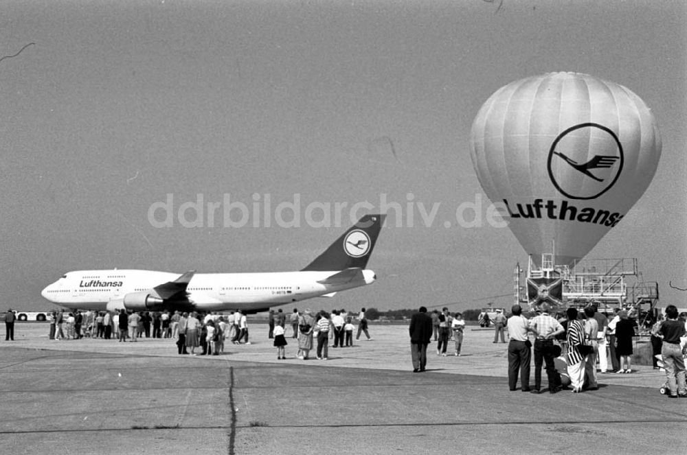 DDR-Bildarchiv: Berlin - Namentaufe von Lufthansa-Maschinen in Schönefeld Umschlag:697