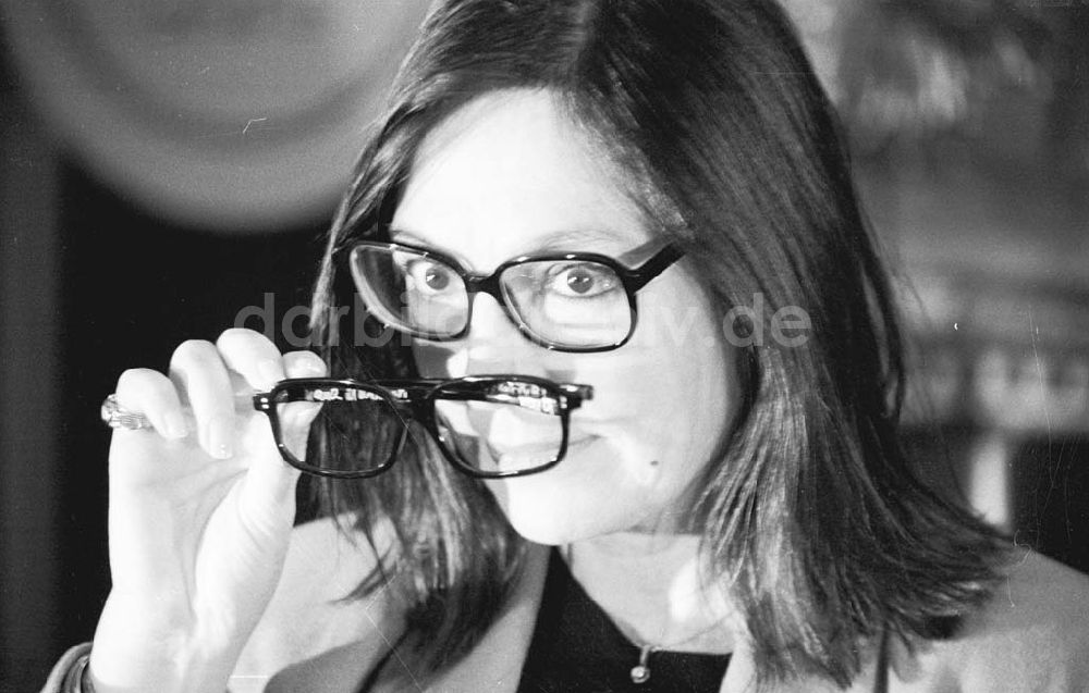 DDR-Bildarchiv: Berlin - Nana Muskuri vergibt ihre Brille an das Berliner Hardrock-Cafe 11.03.1993