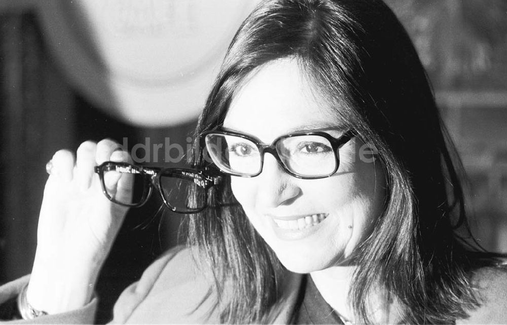 DDR-Fotoarchiv: Berlin - Nana Muskuri vergibt ihre Brille an das Berliner Hardrock-Cafe 11.03.1993