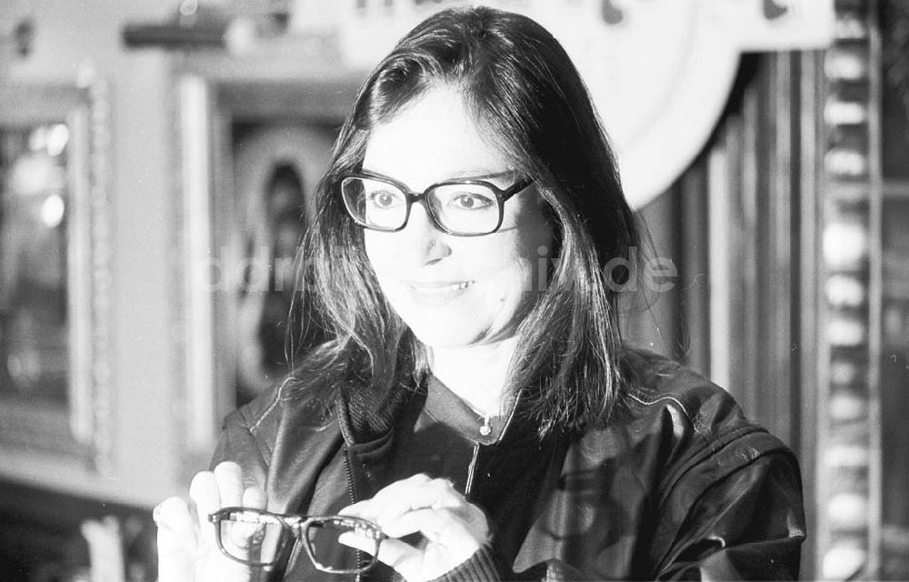 Berlin: Nana Muskuri vergibt ihre Brille an das Berliner Hardrock-Cafe 11.03.1993