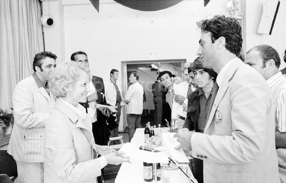 DDR-Bildarchiv: Berlin Mitte - Nationaler Klub in der Kongresshalle Genossin Margot Honecker und Egon Krenz im Gespräch mit Delegierten aus Panama X