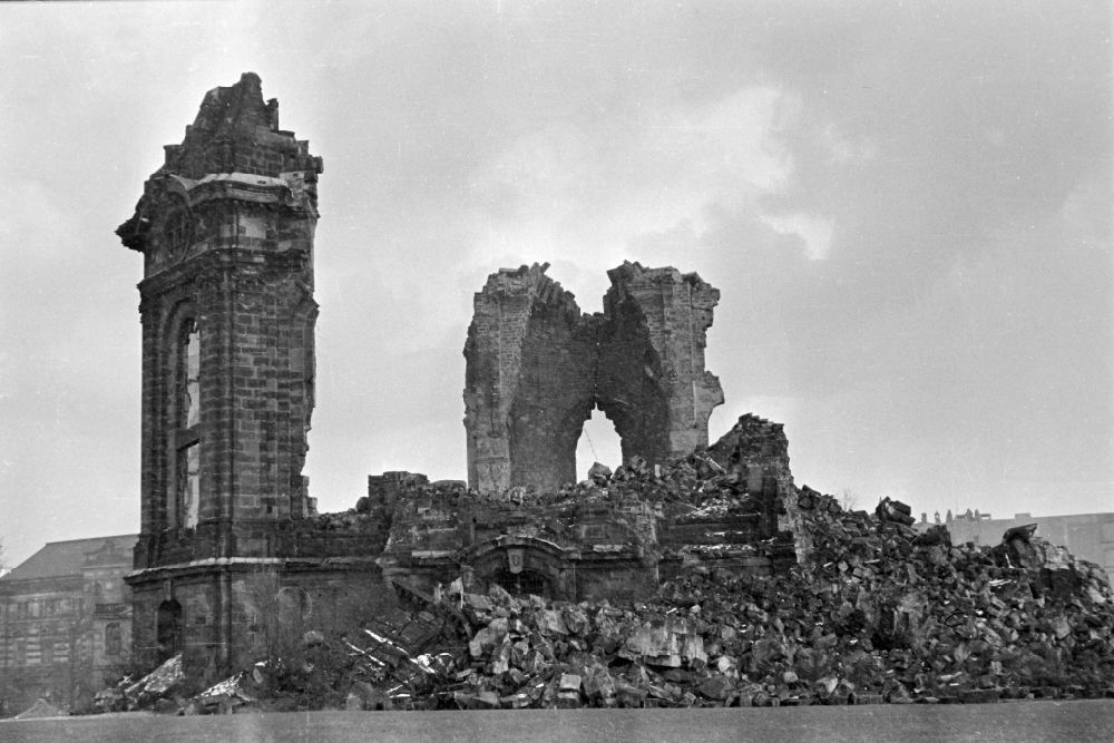 DDR-Fotoarchiv: Dresden - Nationales Denkmals der Ruine der Frauenkirche in Dresden in der DDR