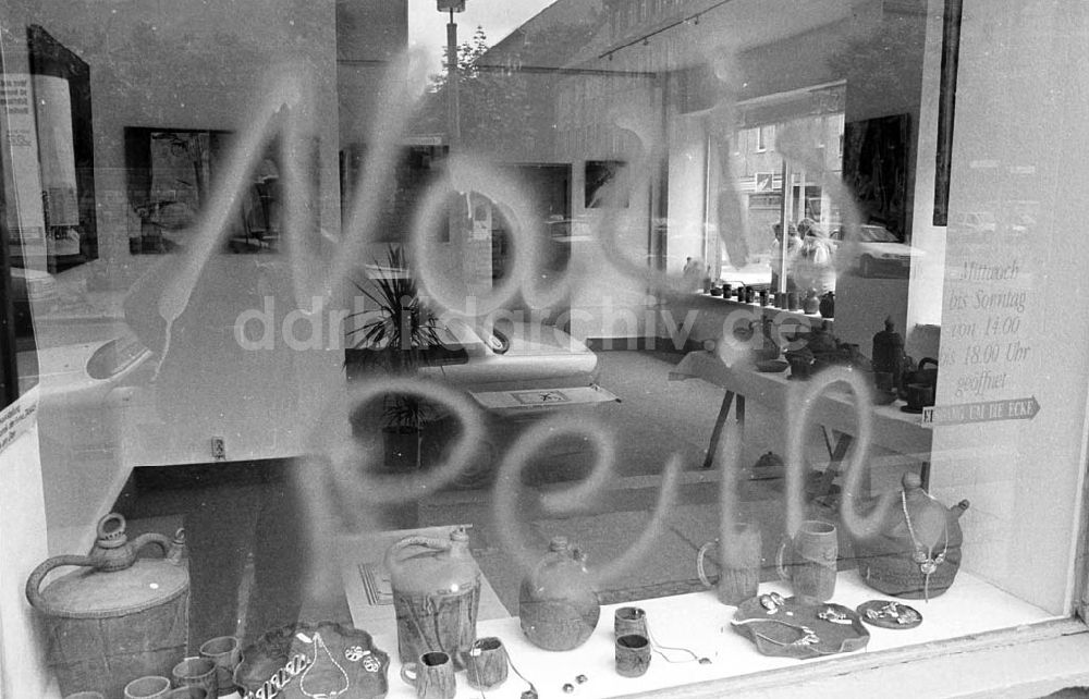 DDR-Bildarchiv: Berlin / MItte - 09.06.92 Nazischlägerei vor Galerie in Mitte