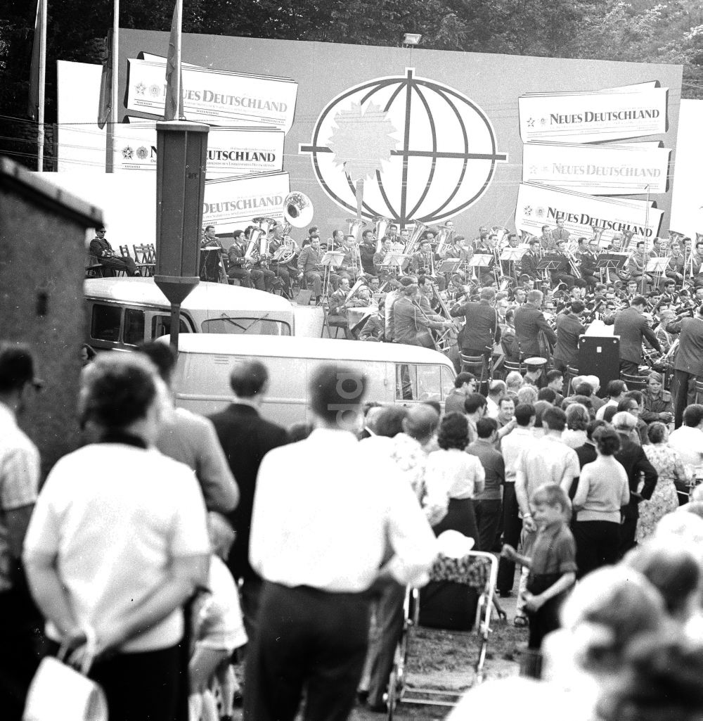 DDR-Bildarchiv: Berlin - ND Pressefest im Volkspark Friedrichshain in Berlin, der ehemaligen Hauptstadt der DDR, Deutsche Demokratische Republik