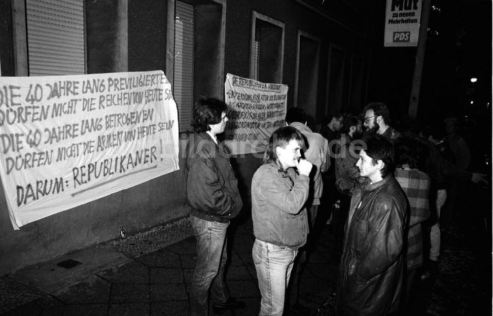 DDR-Fotoarchiv: unbekannt - Neonazis vor dem PDS Parteistand 12.11.90 Foto: Lange Umschlag:1436