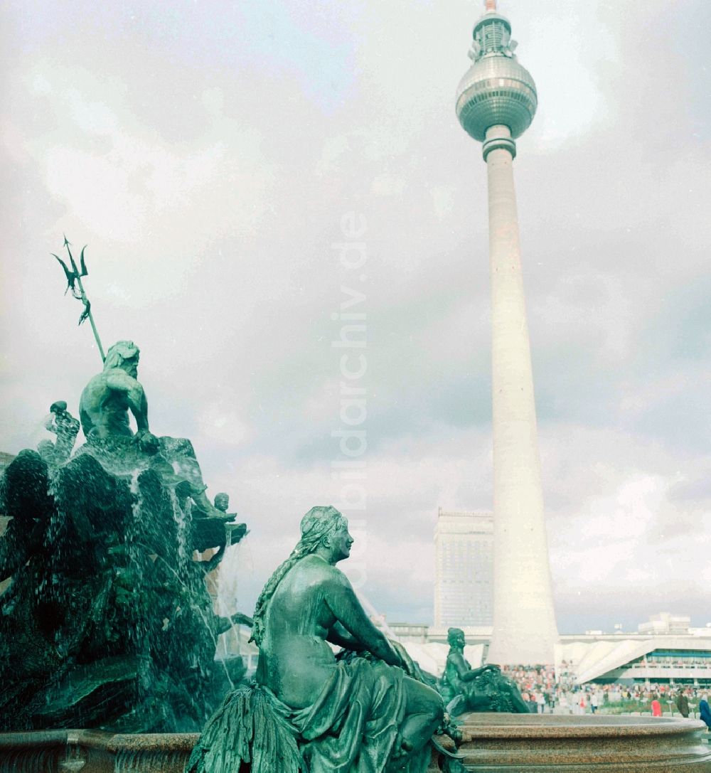 Berlin: Neptunbrunnen und Fernsehturm im Zentrum in Berlin, der ehemaligen Hauptstadt der DDR, Deutsche Demokratische Republik