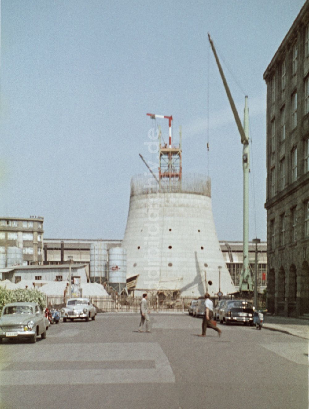 DDR-Fotoarchiv: Berlin - Neubau des Fernmeldeturm und Fernsehturm in Berlin in der DDR