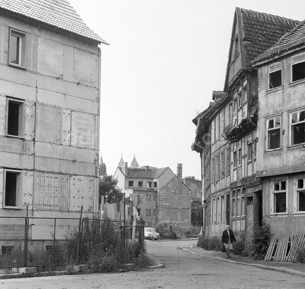 Halberstadt: Neubau und Ruine des Fachwerkbaus an der Gröperstraße - Bei den Spritzen in Halberstadt in Sachsen-Anhalt in der DDR