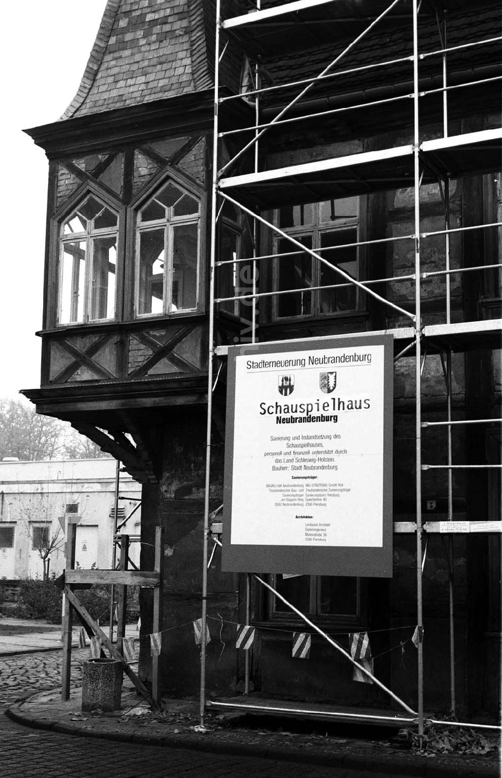 DDR-Bildarchiv: Neubrandenburg (Mecklenburg-Vorpommern) - Neubrandenburger (Mecklenburg-Vorpommern) Sanierung des Schauspielhauses 13.11.90 Winkler Umschlag Nr.:1445
