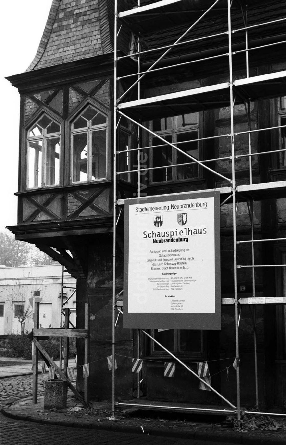 DDR-Fotoarchiv: Neubrandenburg (Mecklenburg-Vorpommern) - Neubrandenburger (Mecklenburg-Vorpommern) Sanierung des Schauspielhauses 13.11.90 Winkler Umschlag Nr.:1445