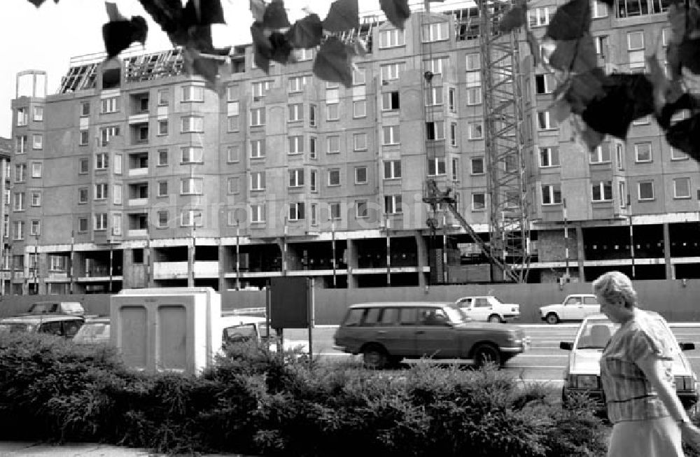 DDR-Fotoarchiv: Berlin - 28.07.1986 Neue Häuser in der Leipziger Straße.