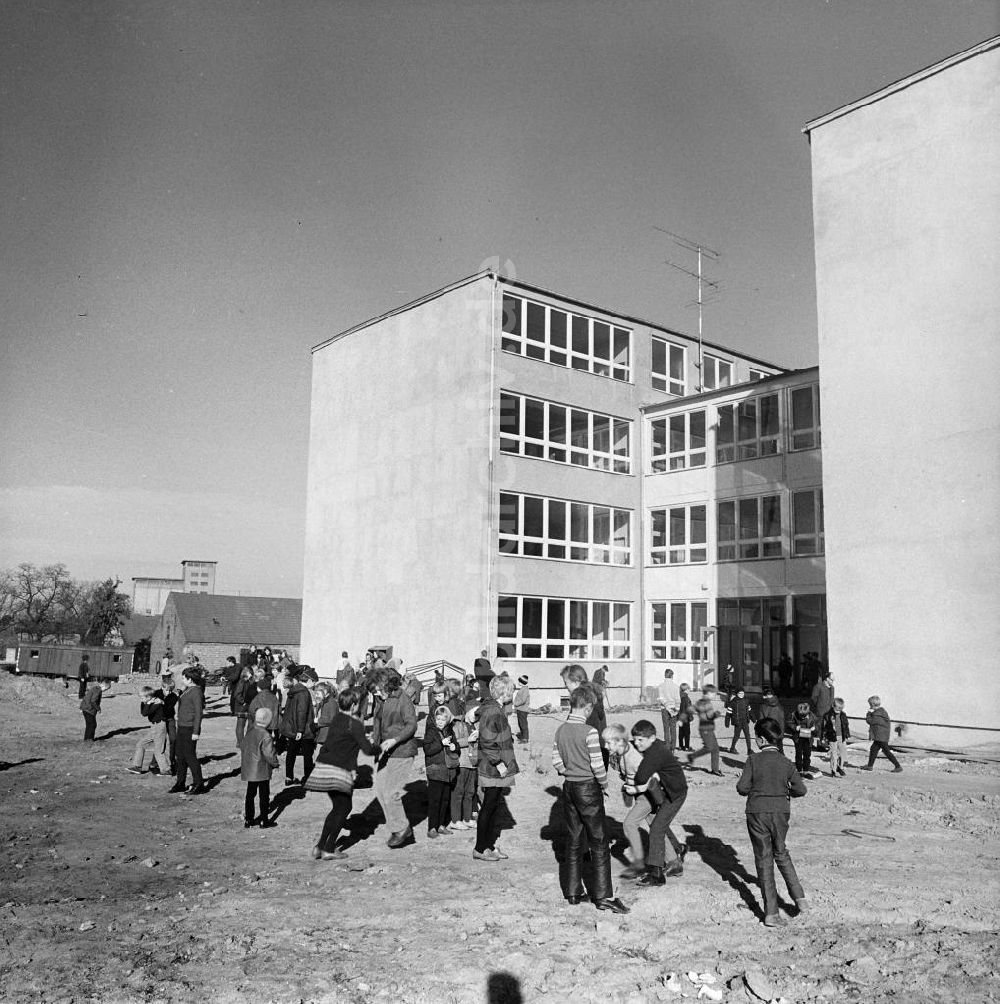 DDR-Bildarchiv: Caeskow - Neue Schule in Casekow bei Angermünde