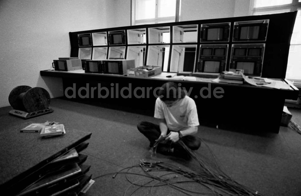 DDR-Fotoarchiv: unbekannt - Neuer TV-Nachrichten-Kanal im Aufbau 23.09.92 Foto:ND/ Lange Umschlag 1159