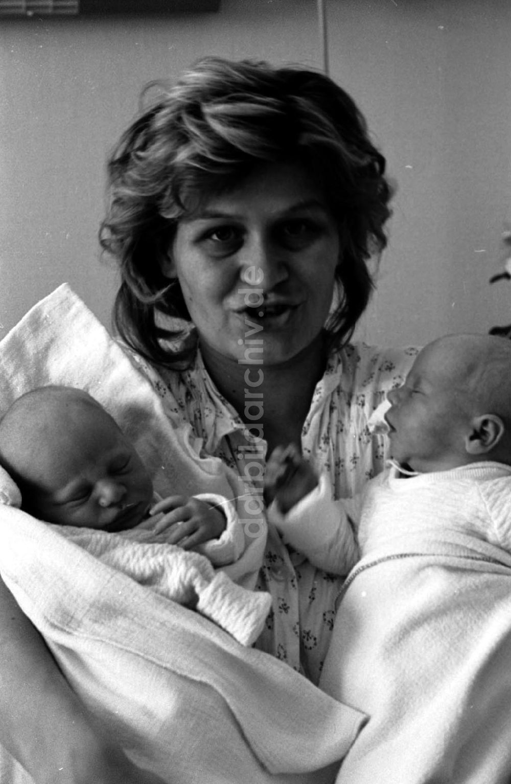 DDR-Fotoarchiv: Berlin - Neugeborene Zwillinge mit ihrer Mutter in Berlin