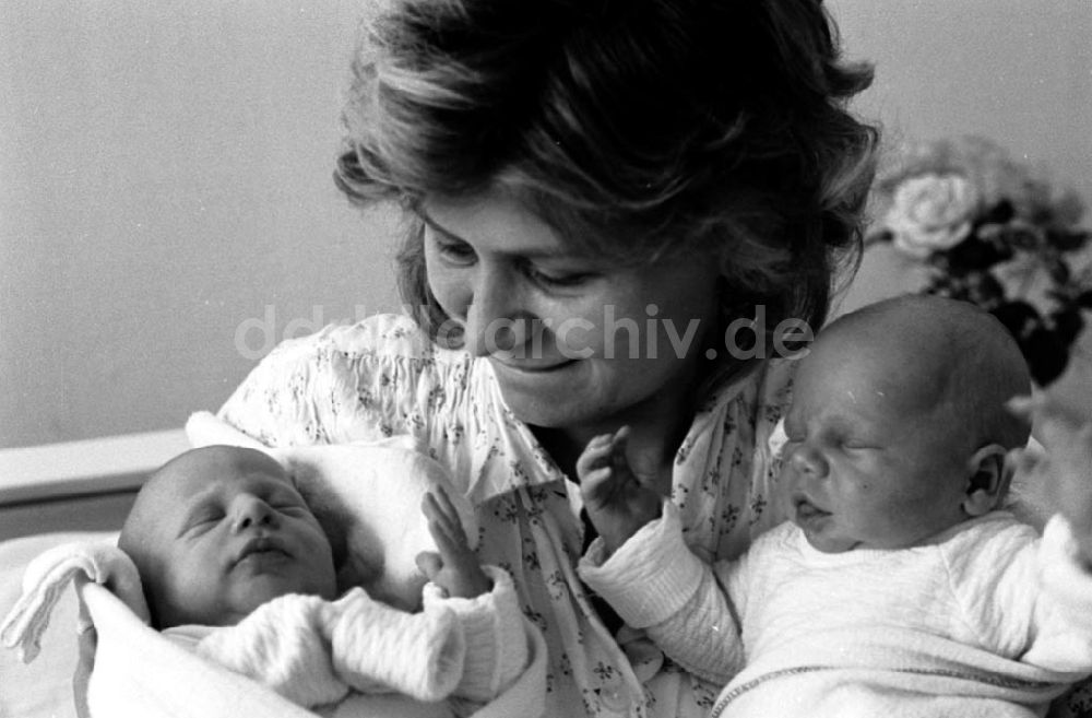 Berlin: Neugeborene Zwillinge mit ihrer Mutter in Berlin