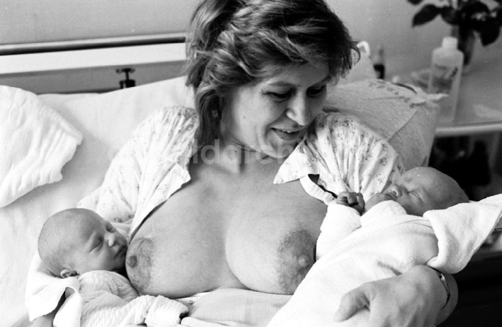 DDR-Bildarchiv: Berlin - Neugeborene Zwillinge mit ihrer Mutter in Berlin
