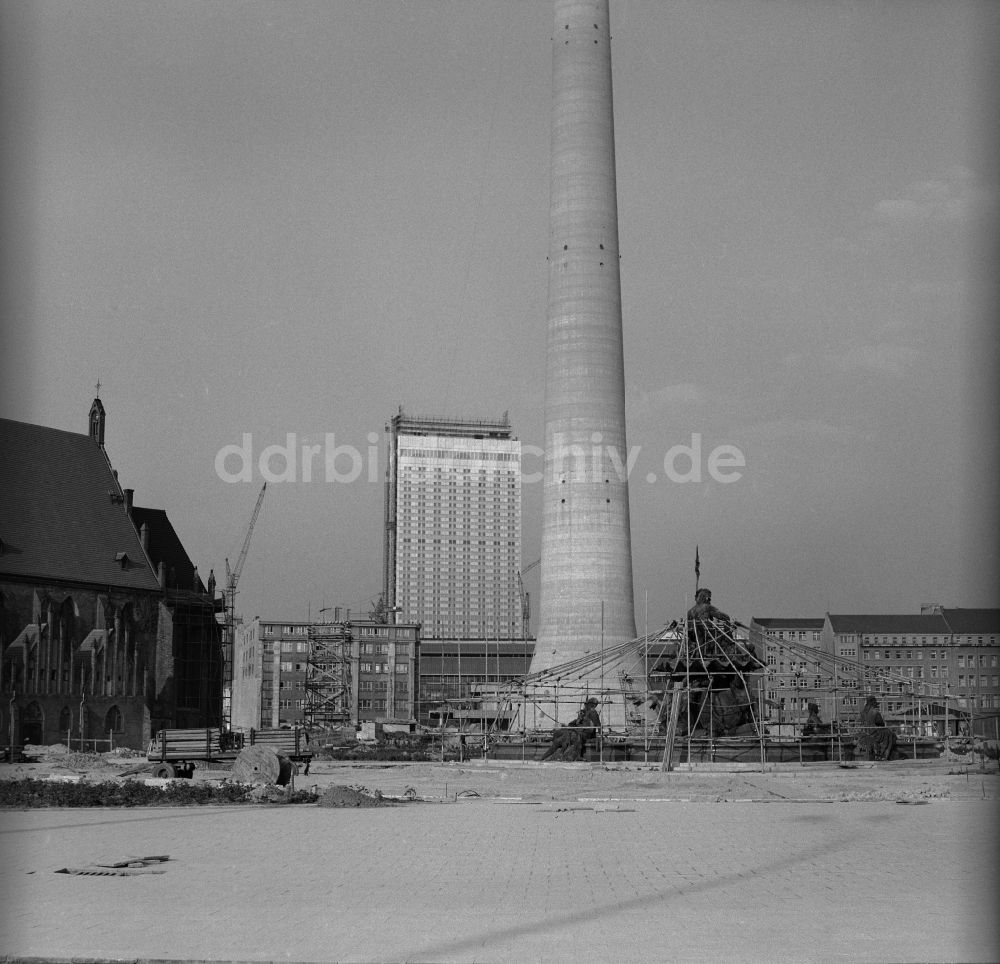 DDR-Bildarchiv: Berlin - Mitte - Neugestaltung der Fläche am Fusse des Fernsehturms in Berlin - Mitte