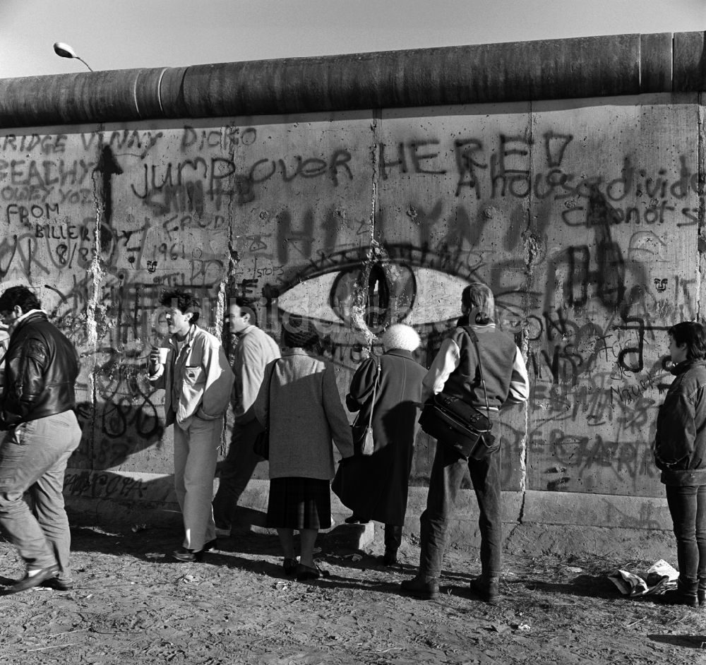 DDR-Fotoarchiv: Berlin - Neugierig schauen Touristen und Berliner durch ein Loch in der Berliner Mauer 