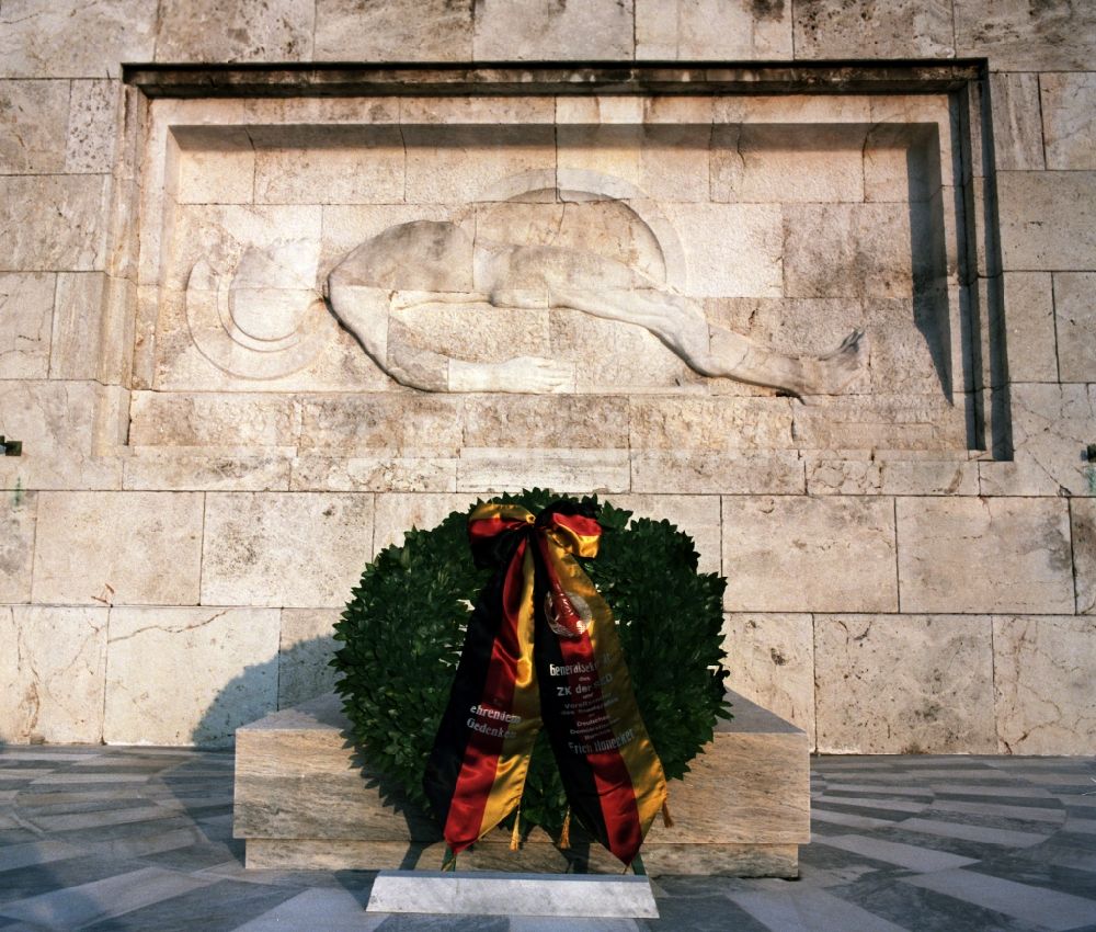 DDR-Bildarchiv: Athen - Niedergelegter Kranz am Grab des Unbekannten Soldaten, anlässlich des zweitägigen Staatsbesuches Erich Honeckers in Athen in Griechenland