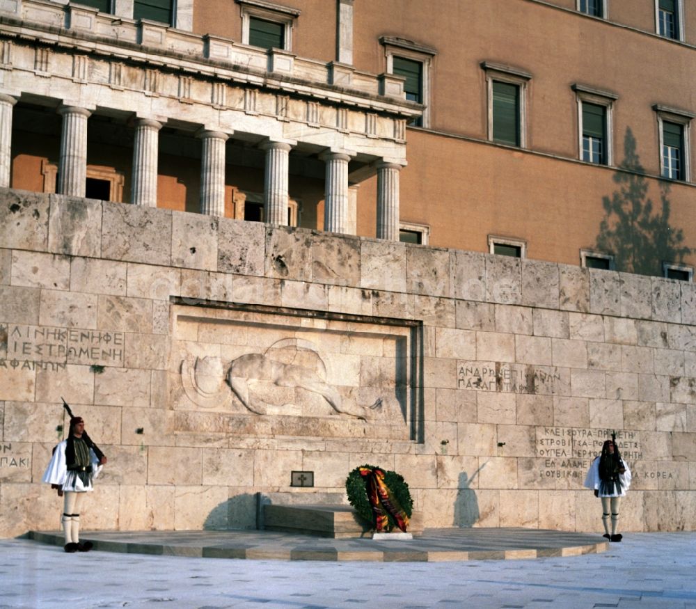 Athen: Niedergelegter Kranz am Grab des Unbekannten Soldaten, anlässlich des zweitägigen Staatsbesuches Erich Honeckers in Athen in Griechenland
