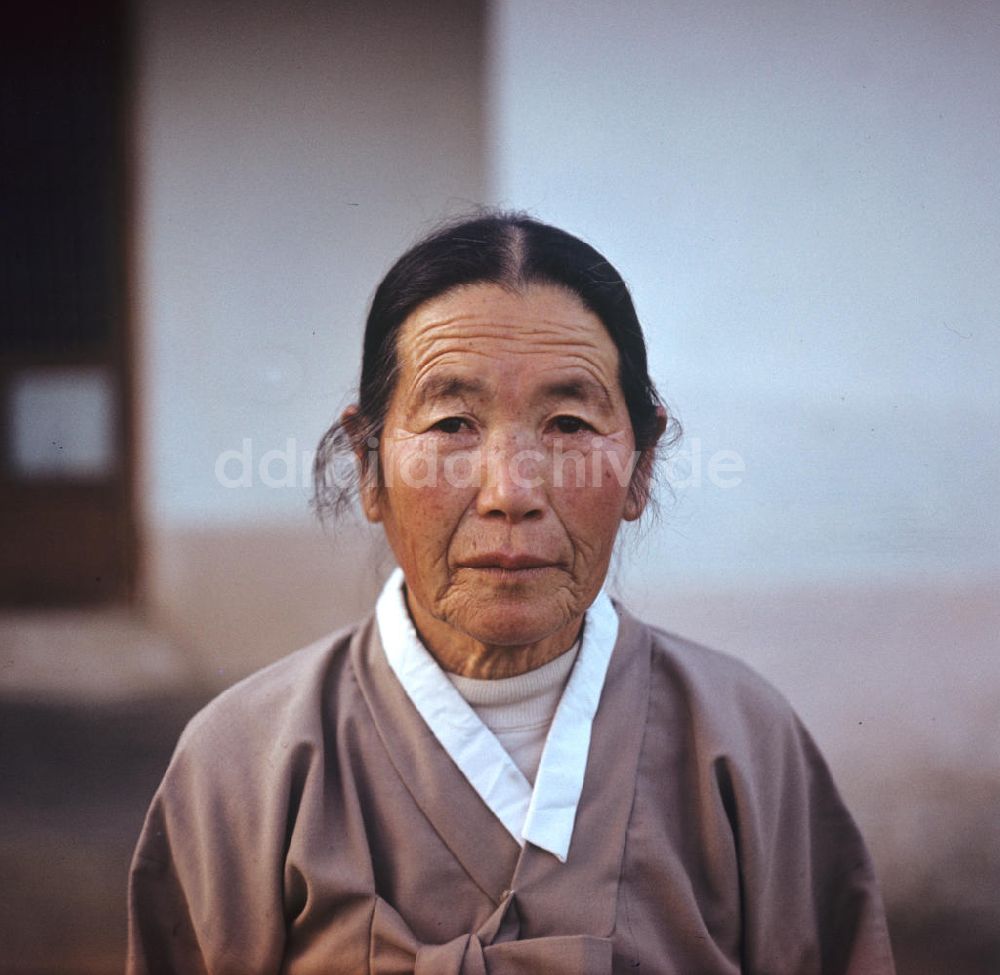 Hamhung: Nordkorea historisch - Frauenporträt 1971