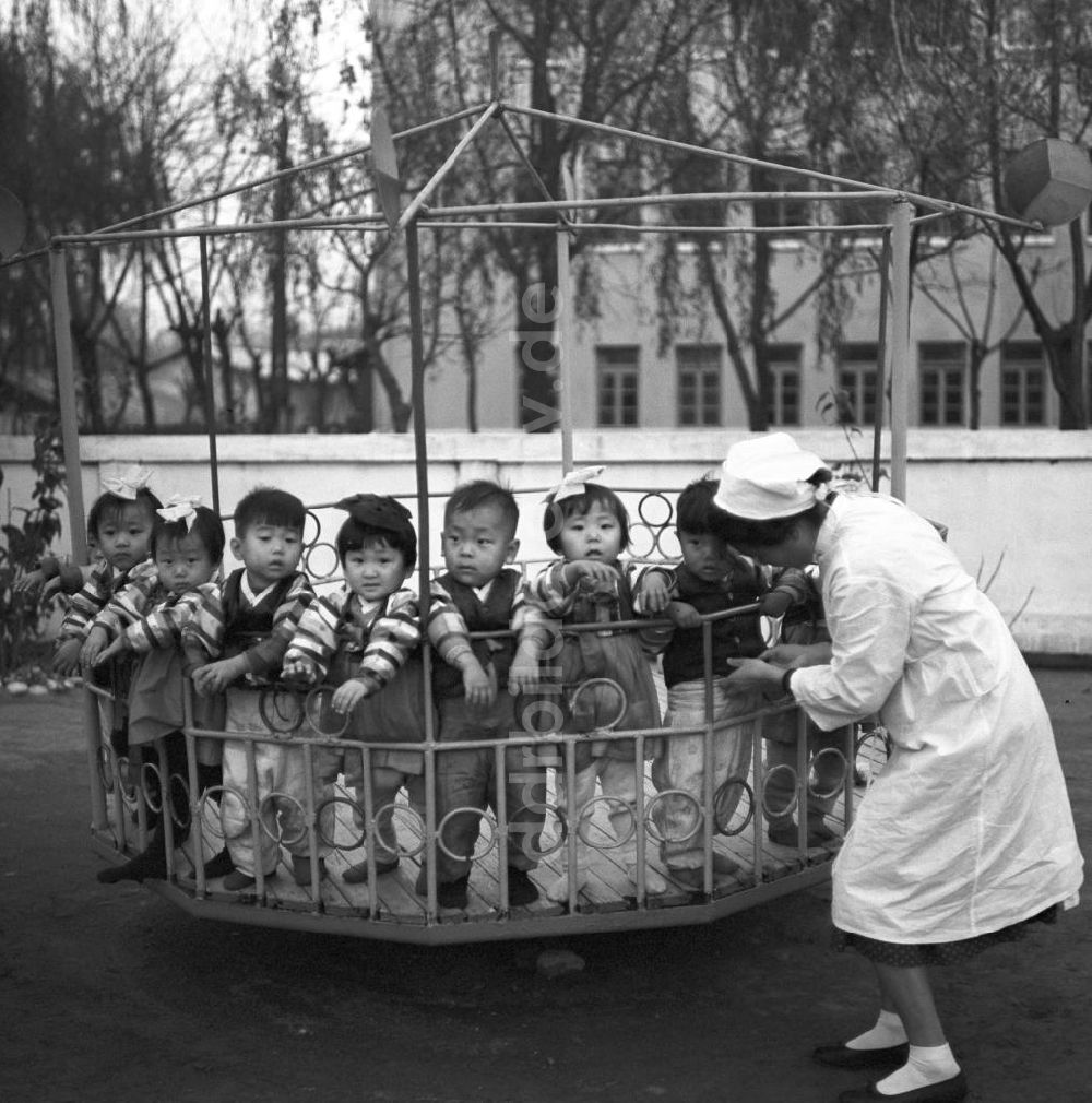 DDR-Bildarchiv: Pjöngjang - Nordkorea historisch - Kindergarten 1971