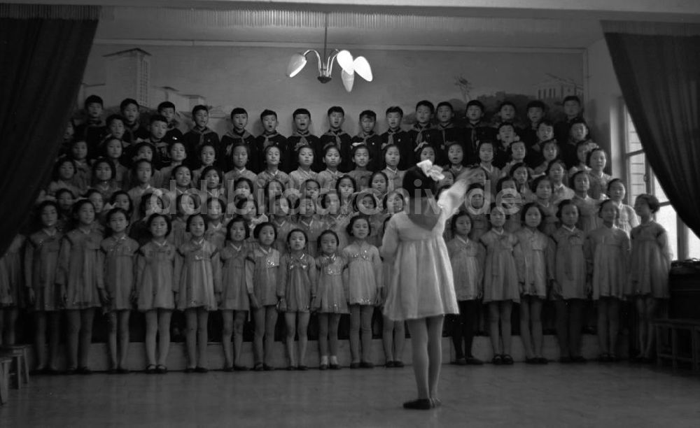 DDR-Bildarchiv: Pjöngjang - Nordkorea historisch - Schulkonzert 1971