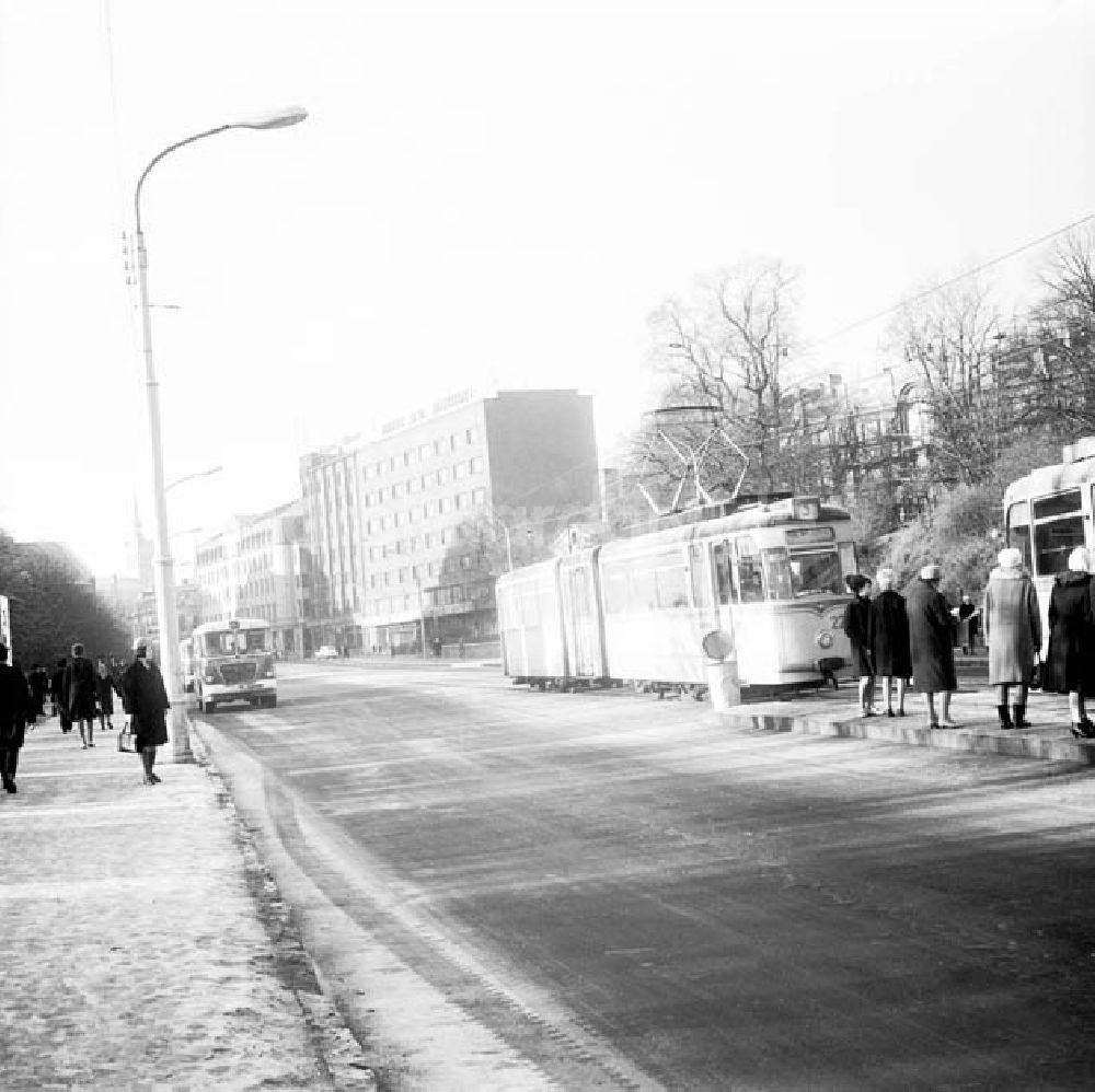 DDR-Bildarchiv: Tallinn / Estland - November 1966 Tallinn: DDR-Straßenbahnen Stadtansicht Langer Hermann Foto: Schönfeld