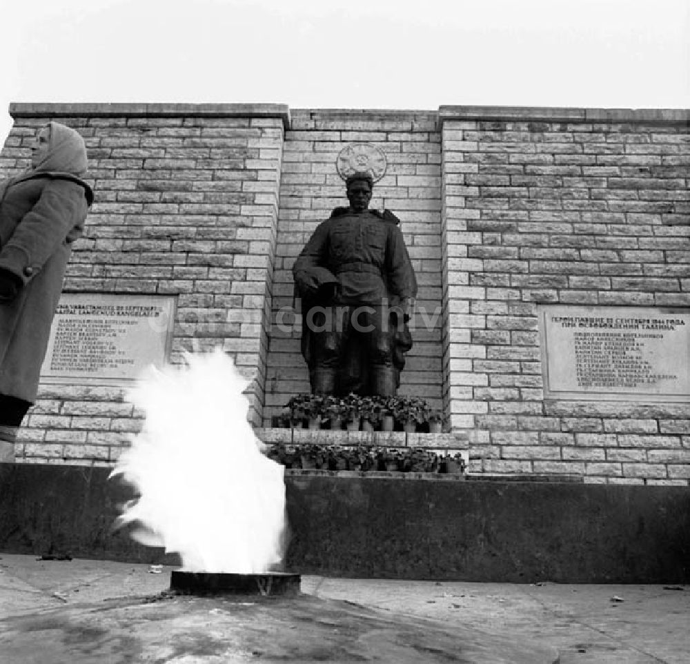 DDR-Bildarchiv: Tallinn / Estland - November 1966 Tallinn: Denkmal der gefallenen sowjetischen Soldaten mit Ewiger Flamme Sehenswürdigkeiten (Uhr, Kathedrale) Foto: Schönfeld