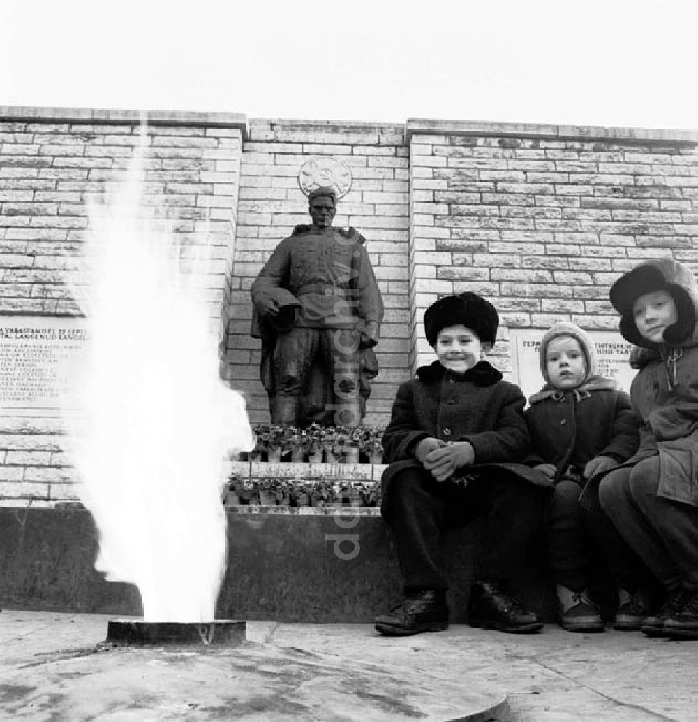 DDR-Fotoarchiv: Tallinn / Estland - November 1966 Tallinn: Denkmal der gefallenen sowjetischen Soldaten mit Ewiger Flamme Sehenswürdigkeiten (Uhr, Kathedrale) Foto: Schönfeld