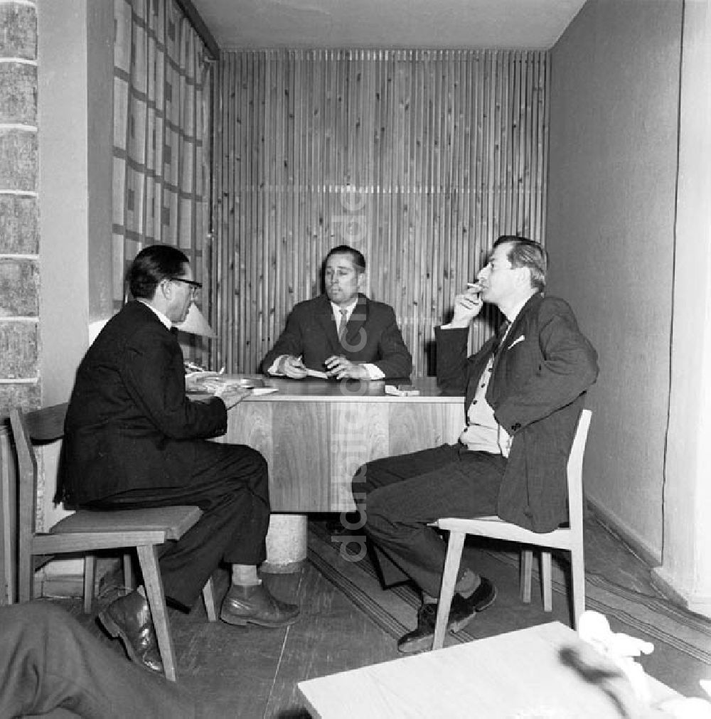 DDR-Bildarchiv: Tallinn / Estland - November 1966 Tallinn: Interview mit dem stellvertretenden Bürgermeister Rein Ristlan und dem Architekten Istvan Bruns Foto: Schönfeld