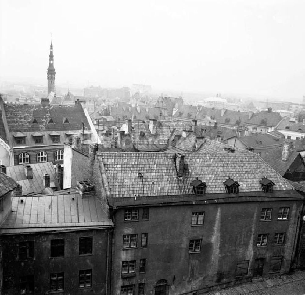 DDR-Fotoarchiv: Tallinn / Estland - November 1966 Tallinn: Panorama vom Domberg Blick auf die alte Stadtmaueraus dem 14.Jahrhundert Foto: Schönfeld