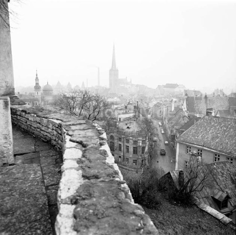 DDR-Bildarchiv: Tallinn / Estland - November 1966 Tallinn: Panorama vom Domberg Blick auf die alte Stadtmaueraus dem 14.Jahrhundert Foto: Schönfeld