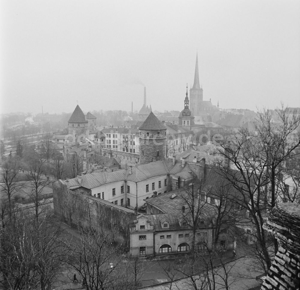 DDR-Fotoarchiv: Tallinn / Estland - November 1966 Tallinn: Panorama vom Domberg Blick auf die alte Stadtmaueraus dem 14.Jahrhundert Foto: Schönfeld