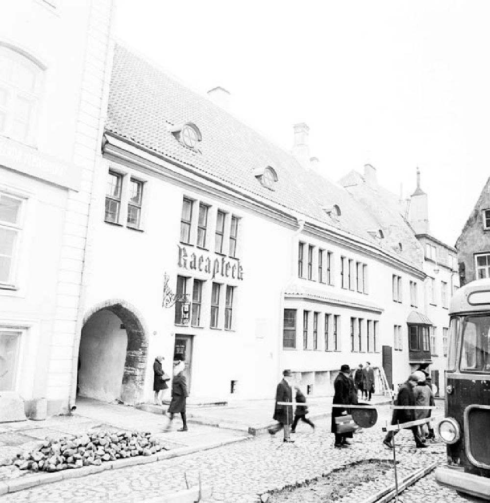 DDR-Bildarchiv: Tallinn / Estland - November 1966 Tallinn: Sehenswürdigkeiten (Stadttor, Königsgarten, Rathaus, älteste Apotheke Europas, Große Gilde) Foto: Schönfeld