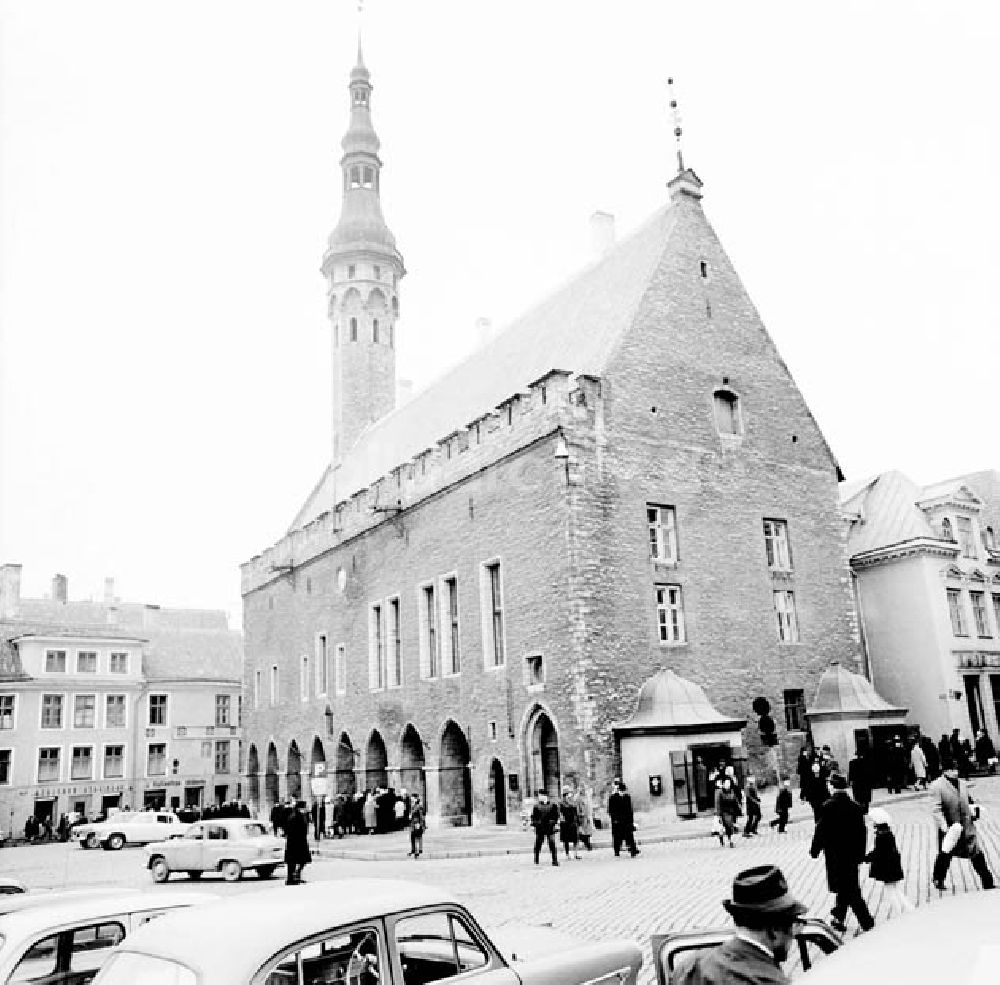 Tallinn / Estland: November 1966 Tallinn: Sehenswürdigkeiten (Stadttor, Königsgarten, Rathaus, älteste Apotheke Europas, Große Gilde) Foto: Schönfeld