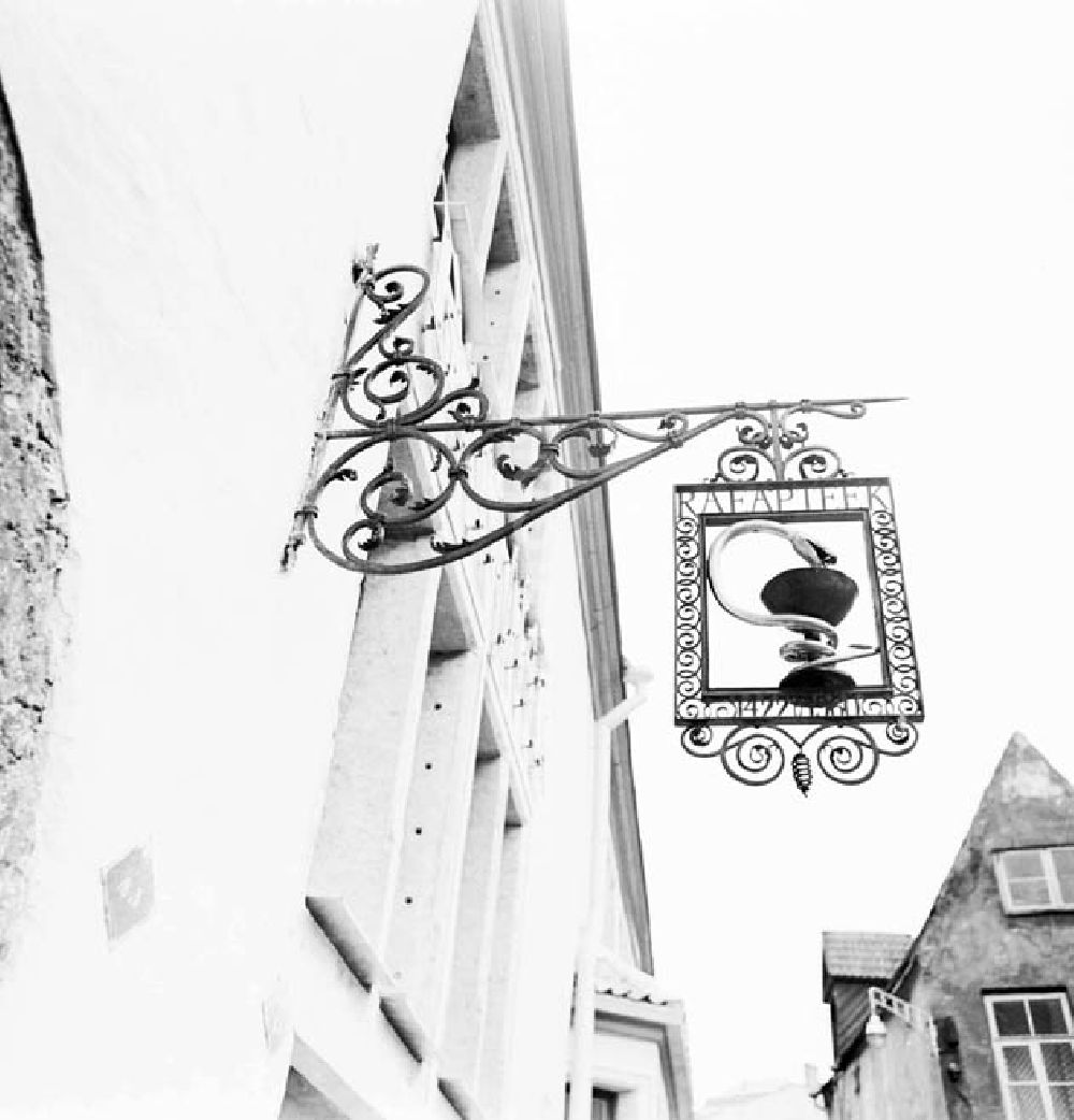 DDR-Fotoarchiv: Tallinn / Estland - November 1966 Tallinn: Sehenswürdigkeiten (Stadttor, Königsgarten, Rathaus, älteste Apotheke Europas, Große Gilde) Foto: Schönfeld