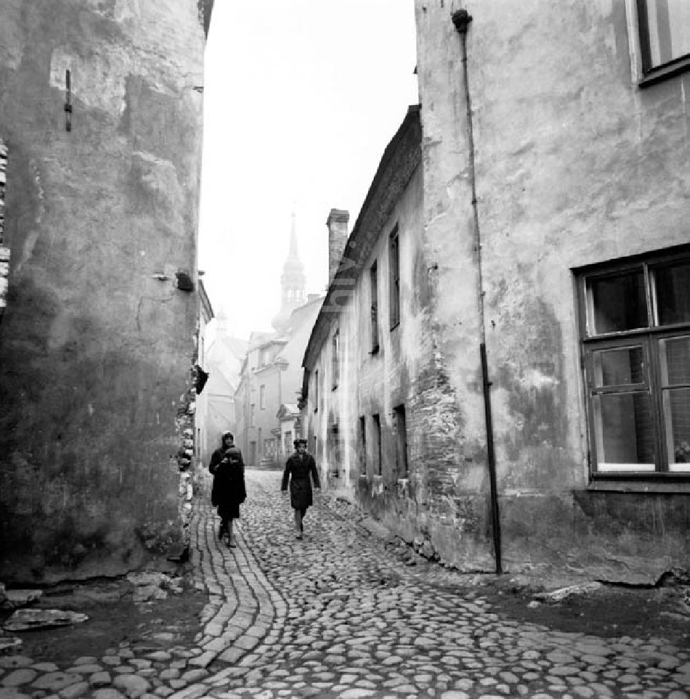 DDR-Bildarchiv: Tallinn / Estland - November 1966 Tallinn: Sehenswürdigkeiten (Stadttor, Königsgarten, Rathaus, älteste Apotheke Europas, Große Gilde) Foto: Schönfeld