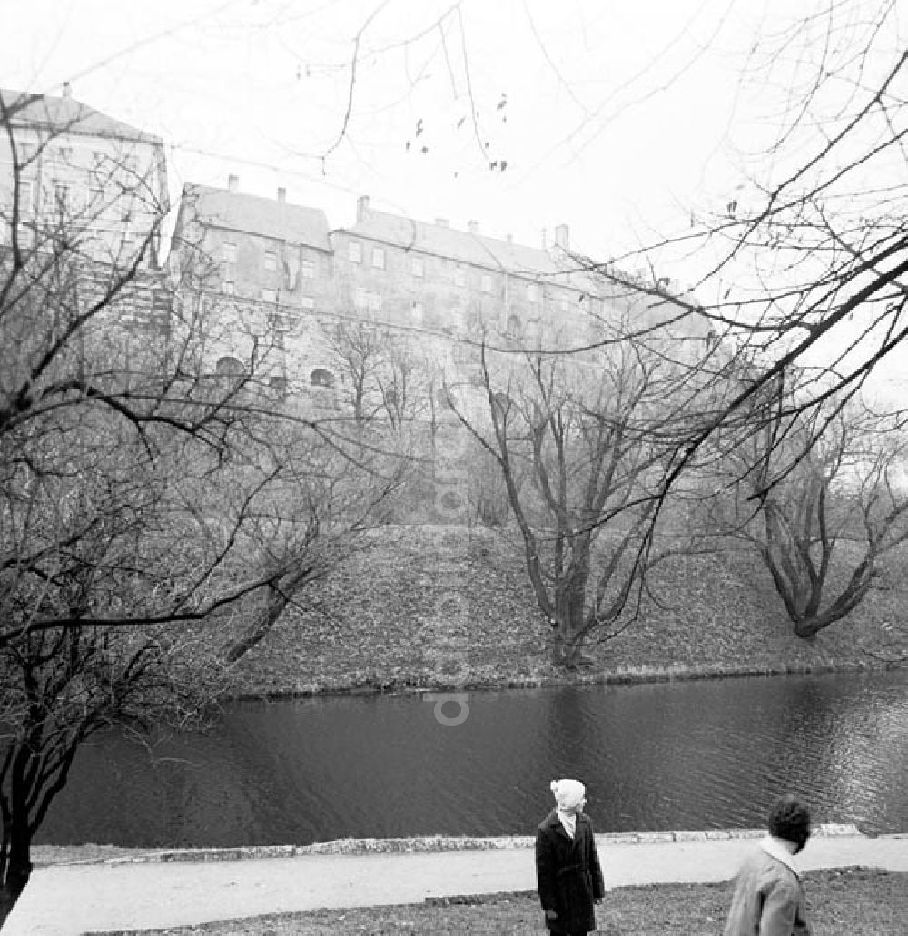 DDR-Fotoarchiv: Tallinn / Estland - November 1966 Tallinn: Sehenswürdigkeiten (Stadttor, Königsgarten, Rathaus, älteste Apotheke Europas, Große Gilde) Foto: Schönfeld