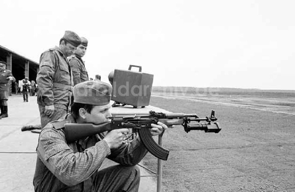 DDR-Fotoarchiv: unbekannt - NVA-Übung Truppenbesuch mit E. Honecker bei CSK Foto: Murza