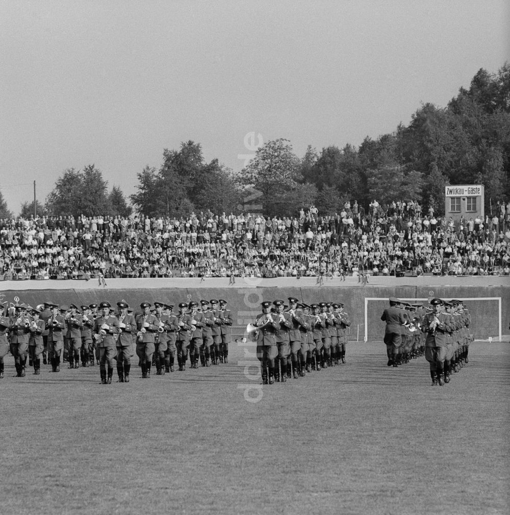 DDR-Bildarchiv: Chemnitz - NVA-Musikkorps spielen in einem Stadion vor Publikum in Chemnitz im heutigen Bundesland Sachsen