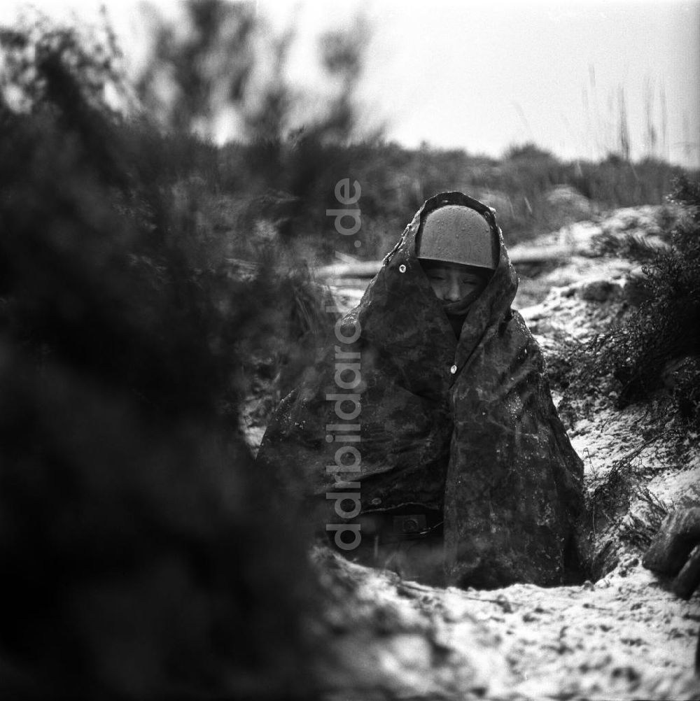 DDR-Bildarchiv: Nochten - NVA-Soldat bei einem Wintermanöver