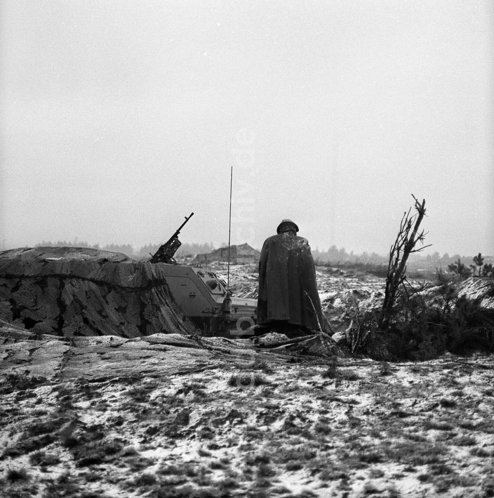 DDR-Fotoarchiv: Nochten - NVA-Soldat bei einem Wintermanöver