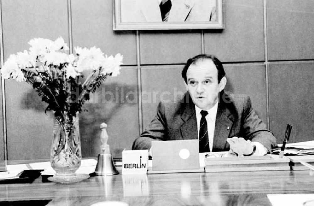 DDR-Bildarchiv: Berlin - 18.12.1986 Oberbürgermeister Ehard Krack bei der Arbeit.