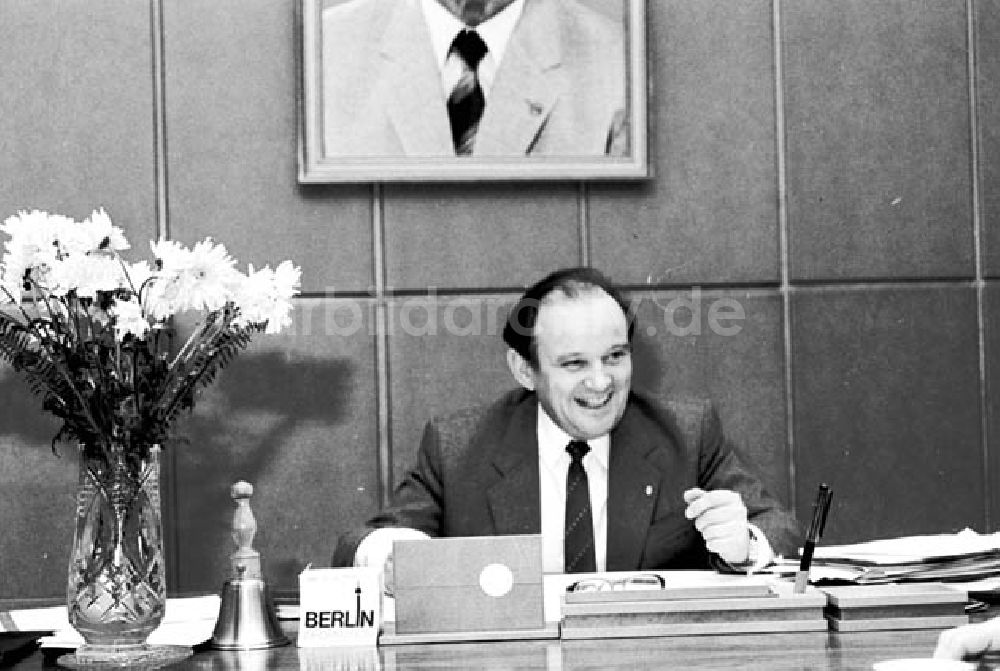 DDR-Fotoarchiv: Berlin - 18.12.1986 Oberbürgermeister Ehard Krack bei der Arbeit.
