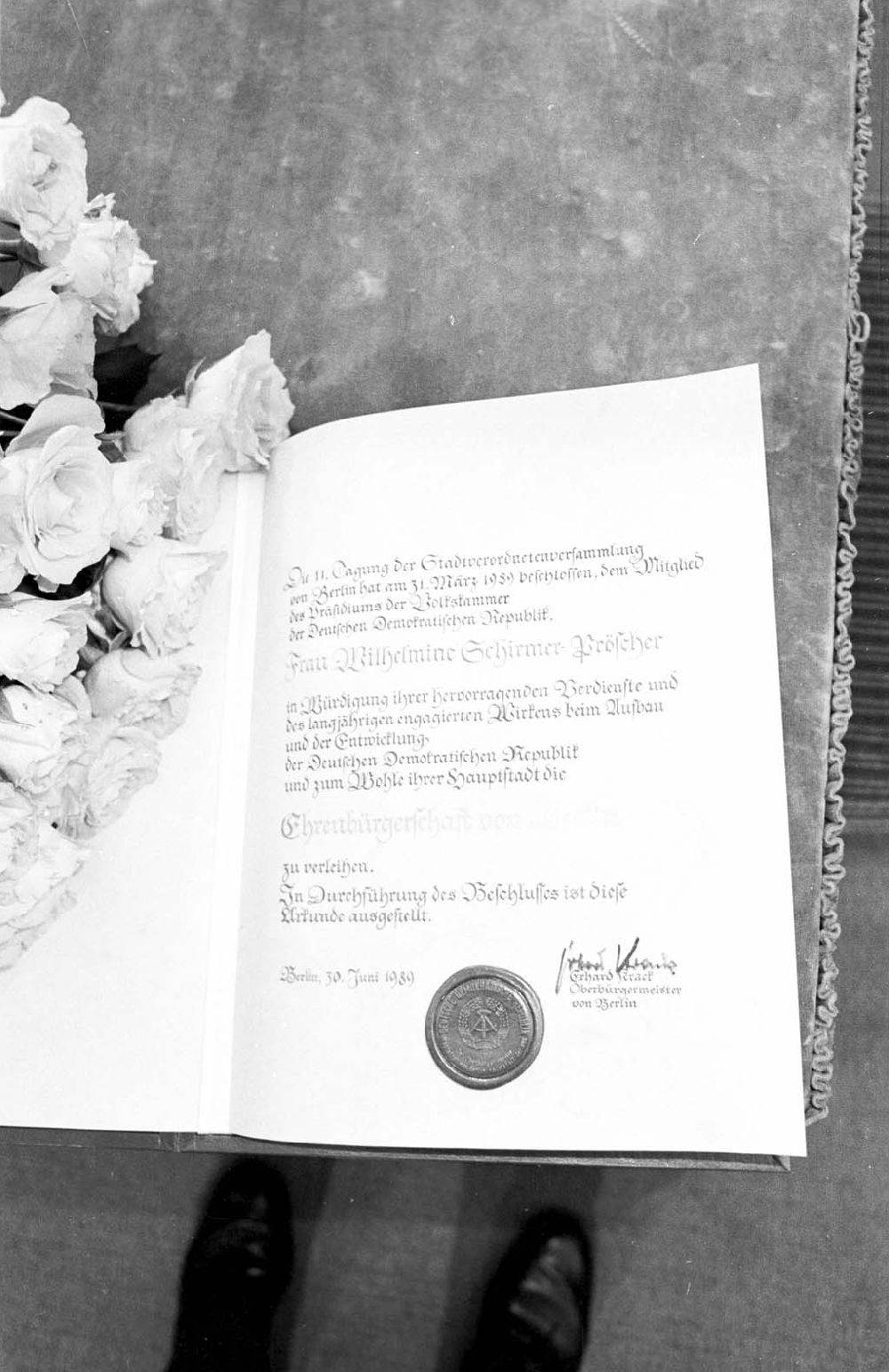 Berlin: Oberbürgermeister Erhard Krack überreicht der Politikerin Wilhelmine Schirmer-Pröscher die Ehrenbürger-Würde im Roten Rathaus, 02