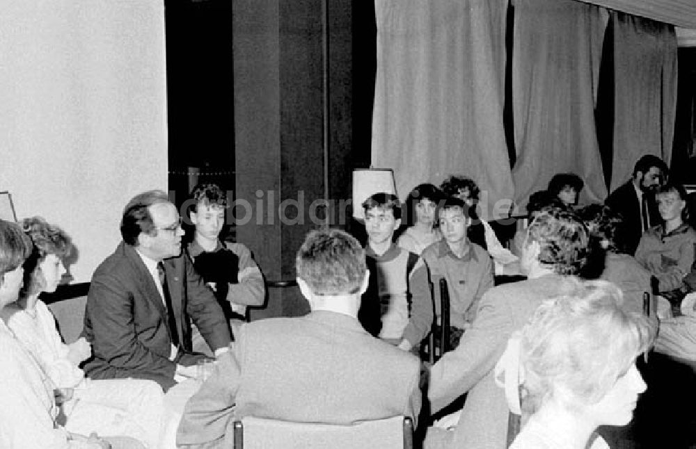Berlin: 17.12.1986 Oberbürgermeister E. Krack im Jugendclub Großwalderst
