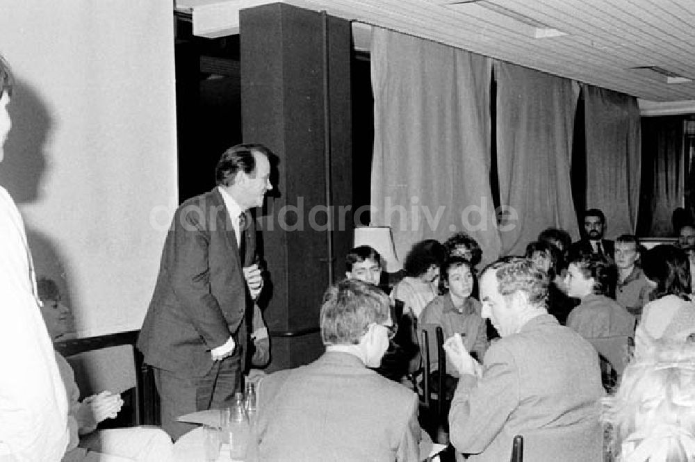 DDR-Fotoarchiv: Berlin - 17.12.1986 Oberbürgermeister E. Krack im Jugendclub Großwalderst