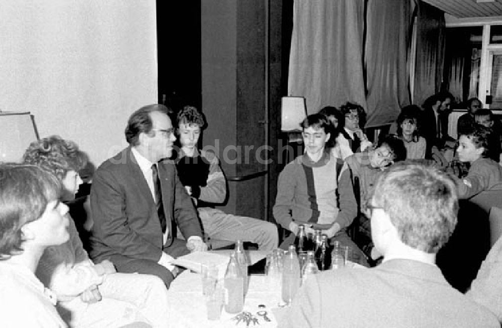 Berlin: 17.12.1986 Oberbürgermeister E. Krack im Jugendclub Großwalderst