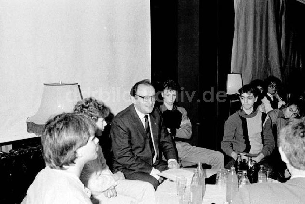 DDR-Bildarchiv: Berlin - 17.12.1986 Oberbürgermeister E. Krack im Jugendclub Großwalderst